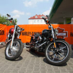 The Legend on Tour zawitał do Kielc. Na stacji BP przy ulicy Jagiellońskiej było obejrzeć kilkadziesiąt motocykli Harley Davidson / Piotr Michalski / Radio Kielce