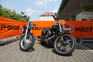 The Legend on Tour zawitał do Kielc. Na stacji BP przy ulicy Jagiellońskiej było obejrzeć kilkadziesiąt motocykli Harley Davidson / Piotr Michalski / Radio Kielce