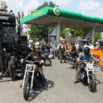 The Legend on Tour zawitał do Kielc. Na stacji BP przy ulicy Jagiellońskiej było obejrzeć kilkadziesiąt motocykli Harley Davidson / Piotr Michalski / Radio Kielce