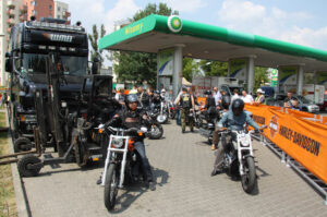 The Legend on Tour zawitał do Kielc. Na stacji BP przy ulicy Jagiellońskiej było obejrzeć kilkadziesiąt motocykli Harley Davidson / Piotr Michalski / Radio Kielce