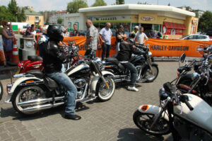 The Legend on Tour zawitał do Kielc. Na stacji BP przy ulicy Jagiellońskiej było obejrzeć kilkadziesiąt motocykli Harley Davidson / Piotr Michalski / Radio Kielce