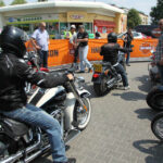 The Legend on Tour zawitał do Kielc. Na stacji BP przy ulicy Jagiellońskiej było obejrzeć kilkadziesiąt motocykli Harley Davidson / Piotr Michalski / Radio Kielce