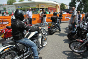 The Legend on Tour zawitał do Kielc. Na stacji BP przy ulicy Jagiellońskiej było obejrzeć kilkadziesiąt motocykli Harley Davidson / Piotr Michalski / Radio Kielce