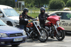 The Legend on Tour zawitał do Kielc. Na stacji BP przy ulicy Jagiellońskiej było obejrzeć kilkadziesiąt motocykli Harley Davidson / Piotr Michalski / Radio Kielce