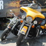 The Legend on Tour zawitał do Kielc. Na stacji BP przy ulicy Jagiellońskiej było obejrzeć kilkadziesiąt motocykli Harley Davidson / Piotr Michalski / Radio Kielce