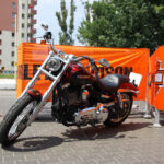 The Legend on Tour zawitał do Kielc. Na stacji BP przy ulicy Jagiellońskiej było obejrzeć kilkadziesiąt motocykli Harley Davidson / Piotr Michalski / Radio Kielce