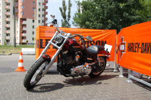 The Legend on Tour zawitał do Kielc. Na stacji BP przy ulicy Jagiellońskiej było obejrzeć kilkadziesiąt motocykli Harley Davidson / Piotr Michalski / Radio Kielce