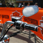 The Legend on Tour zawitał do Kielc. Na stacji BP przy ulicy Jagiellońskiej było obejrzeć kilkadziesiąt motocykli Harley Davidson / Piotr Michalski / Radio Kielce