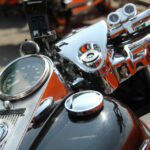 The Legend on Tour zawitał do Kielc. Na stacji BP przy ulicy Jagiellońskiej było obejrzeć kilkadziesiąt motocykli Harley Davidson / Piotr Michalski / Radio Kielce