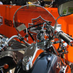 The Legend on Tour zawitał do Kielc. Na stacji BP przy ulicy Jagiellońskiej było obejrzeć kilkadziesiąt motocykli Harley Davidson / Piotr Michalski / Radio Kielce