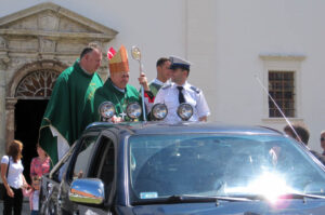 Festyn dla kierowców, pod nazwą "Assistance św. Krzysztofa". Samochody i motocykle poświęcił sandomierski biskup - senior Edward Frankowski / Stanisław Blinstrub / Radio Kielce