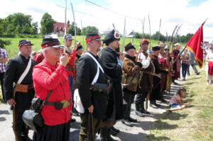 Po uroczystościach, zaprezentowano rekonstrukcję historyczną bitwy pod Ociesękami / Stanisław Blinstrub / Radio Kielce