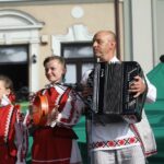 Występ zespołów folklorystycznych na kieleckim Rynku w ramach 40. Harcerskiego Festiwalu Kultury Młodzieży Szkolnej / Kamil Król / Radio Kielce