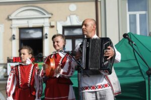 Występ zespołów folklorystycznych na kieleckim Rynku w ramach 40. Harcerskiego Festiwalu Kultury Młodzieży Szkolnej / Kamil Król / Radio Kielce