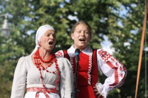 Występ zespołów folklorystycznych na kieleckim Rynku w ramach 40. Harcerskiego Festiwalu Kultury Młodzieży Szkolnej / Kamil Król / Radio Kielce