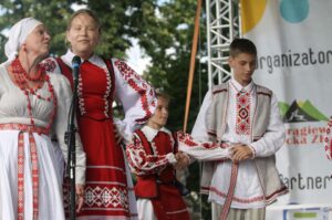 Występ zespołów folklorystycznych na kieleckim Rynku w ramach 40. Harcerskiego Festiwalu Kultury Młodzieży Szkolnej / Kamil Król / Radio Kielce