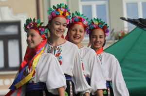 Występ zespołów folklorystycznych na kieleckim Rynku w ramach 40. Harcerskiego Festiwalu Kultury Młodzieży Szkolnej / Kamil Król / Radio Kielce