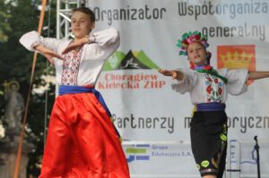 Występ zespołów folklorystycznych na kieleckim Rynku w ramach 40. Harcerskiego Festiwalu Kultury Młodzieży Szkolnej / Kamil Król / Radio Kielce