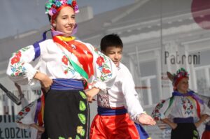 Występ zespołów folklorystycznych na kieleckim Rynku w ramach 40. Harcerskiego Festiwalu Kultury Młodzieży Szkolnej / Kamil Król / Radio Kielce