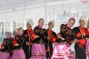 Występ zespołów folklorystycznych na kieleckim Rynku w ramach 40. Harcerskiego Festiwalu Kultury Młodzieży Szkolnej / Kamil Król / Radio Kielce