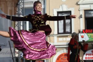 Występ zespołów folklorystycznych na kieleckim Rynku w ramach 40. Harcerskiego Festiwalu Kultury Młodzieży Szkolnej / Kamil Król / Radio Kielce