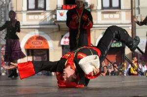 Występ zespołów folklorystycznych na kieleckim Rynku w ramach 40. Harcerskiego Festiwalu Kultury Młodzieży Szkolnej / Kamil Król / Radio Kielce