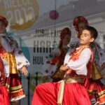 Występ zespołów folklorystycznych na kieleckim Rynku w ramach 40. Harcerskiego Festiwalu Kultury Młodzieży Szkolnej / Kamil Król / Radio Kielce