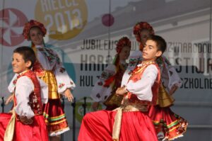 Występ zespołów folklorystycznych na kieleckim Rynku w ramach 40. Harcerskiego Festiwalu Kultury Młodzieży Szkolnej / Kamil Król / Radio Kielce