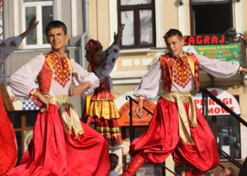 Występ zespołów folklorystycznych na kieleckim Rynku w ramach 40. Harcerskiego Festiwalu Kultury Młodzieży Szkolnej / Radio Kielce