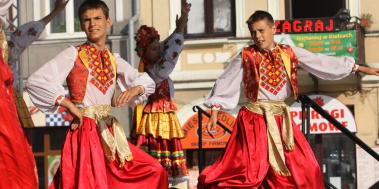 Występ zespołów folklorystycznych na kieleckim Rynku w ramach 40. Harcerskiego Festiwalu Kultury Młodzieży Szkolnej / Radio Kielce