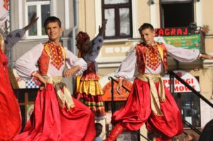 Występ zespołów folklorystycznych na kieleckim Rynku w ramach 40. Harcerskiego Festiwalu Kultury Młodzieży Szkolnej / Kamil Król / Radio Kielce