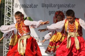 Występ zespołów folklorystycznych na kieleckim Rynku w ramach 40. Harcerskiego Festiwalu Kultury Młodzieży Szkolnej / Kamil Król / Radio Kielce