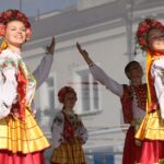 Występ zespołów folklorystycznych na kieleckim Rynku w ramach 40. Harcerskiego Festiwalu Kultury Młodzieży Szkolnej / Kamil Król / Radio Kielce