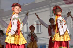 Występ zespołów folklorystycznych na kieleckim Rynku w ramach 40. Harcerskiego Festiwalu Kultury Młodzieży Szkolnej / Kamil Król / Radio Kielce