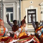 Występ zespołów folklorystycznych na kieleckim Rynku w ramach 40. Harcerskiego Festiwalu Kultury Młodzieży Szkolnej / Kamil Król / Radio Kielce