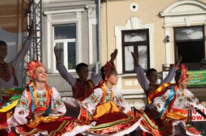 Występ zespołów folklorystycznych na kieleckim Rynku w ramach 40. Harcerskiego Festiwalu Kultury Młodzieży Szkolnej / Kamil Król / Radio Kielce