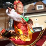 Występ zespołów folklorystycznych na kieleckim Rynku w ramach 40. Harcerskiego Festiwalu Kultury Młodzieży Szkolnej / Kamil Król / Radio Kielce