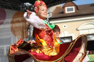 Występ zespołów folklorystycznych na kieleckim Rynku w ramach 40. Harcerskiego Festiwalu Kultury Młodzieży Szkolnej / Kamil Król / Radio Kielce