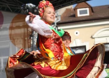 Występ zespołów folklorystycznych na kieleckim Rynku w ramach 40. Harcerskiego Festiwalu Kultury Młodzieży Szkolnej / Kamil Król / Radio Kielce