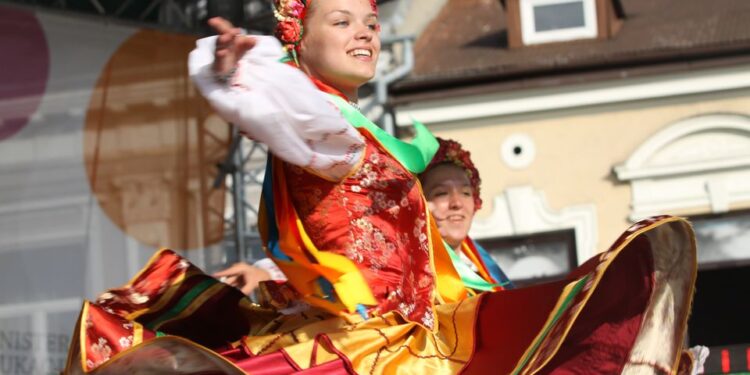 Występ zespołów folklorystycznych na kieleckim Rynku w ramach 40. Harcerskiego Festiwalu Kultury Młodzieży Szkolnej / Kamil Król / Radio Kielce