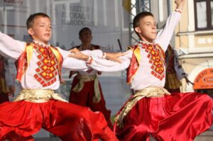 Występ zespołów folklorystycznych na kieleckim Rynku w ramach 40. Harcerskiego Festiwalu Kultury Młodzieży Szkolnej / Kamil Król / Radio Kielce