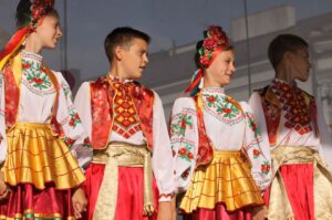 Występ zespołów folklorystycznych na kieleckim Rynku w ramach 40. Harcerskiego Festiwalu Kultury Młodzieży Szkolnej / Kamil Król / Radio Kielce