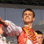 Występ zespołów folklorystycznych na kieleckim Rynku w ramach 40. Harcerskiego Festiwalu Kultury Młodzieży Szkolnej / Kamil Król / Radio Kielce