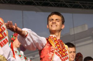 Występ zespołów folklorystycznych na kieleckim Rynku w ramach 40. Harcerskiego Festiwalu Kultury Młodzieży Szkolnej / Kamil Król / Radio Kielce