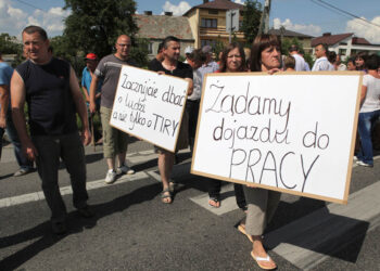 Mieszkańcy Woli Jachowej i Skorzeszyc zablokowali ruch na drodze 74 / Wojciech Habdas / Radio Kielce