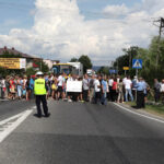 Mieszkańcy Woli Jachowej i Skorzeszyc zablokowali ruch na drodze 74 / Wojciech Habdas / Radio Kielce