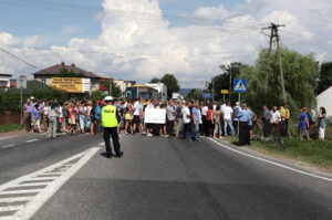 Mieszkańcy Woli Jachowej i Skorzeszyc zablokowali ruch na drodze 74 / Wojciech Habdas / Radio Kielce