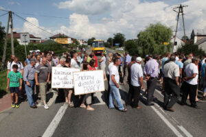 Mieszkańcy Woli Jachowej i Skorzeszyc zablokowali ruch na drodze 74 / Wojciech Habdas / Radio Kielce