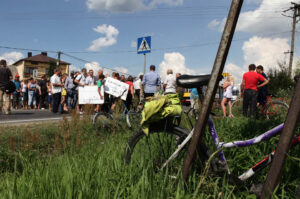 Mieszkańcy Woli Jachowej i Skorzeszyc zablokowali ruch na drodze 74 / Wojciech Habdas / Radio Kielce