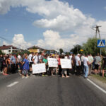 Mieszkańcy Woli Jachowej i Skorzeszyc zablokowali ruch na drodze 74 / Wojciech Habdas / Radio Kielce